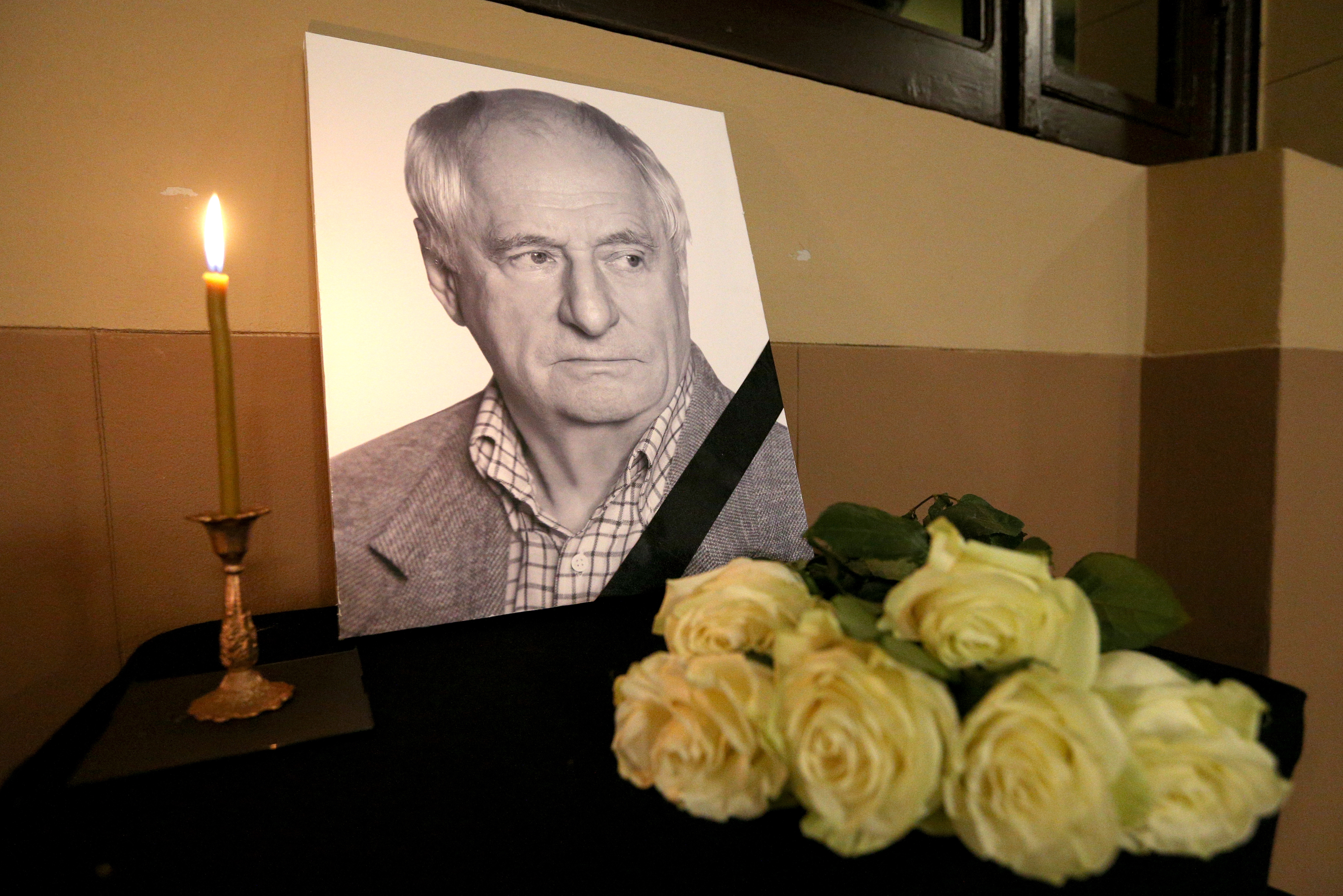 На улице перед входом в «Ленком» транслируются мелодии из фильмов и спектаклей Марка Захарова; у многих людей, желающих проститься с режиссером, слезы на глазах