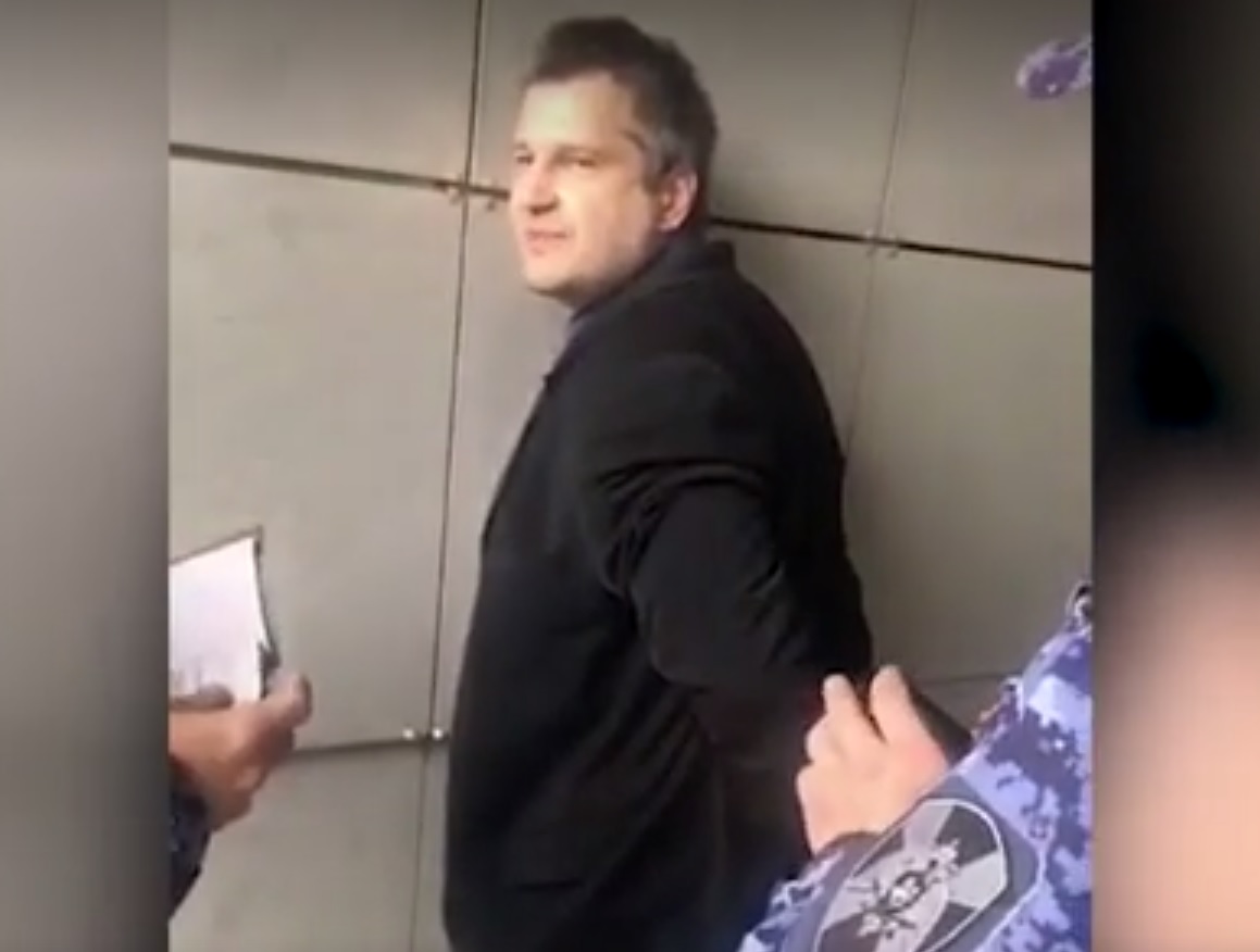 Мать задержанного отметила, что Сергей часто направлял обращения в ведомство для того, чтобы можно было разобраться с возникшими при продаже квартиры проблемами