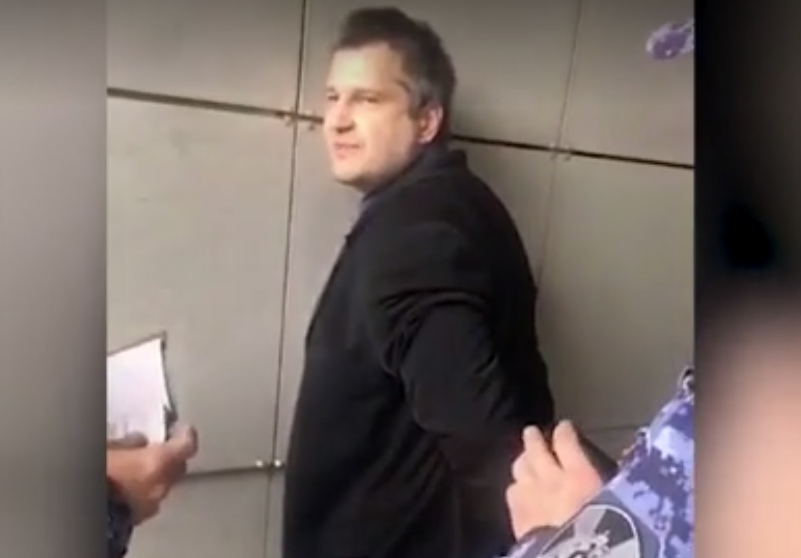 В одном из карманов мужчины сотрудники правоохранительных органов нашли записку, в которой подозреваемый подробно изложил, какие претензии имел к убитому