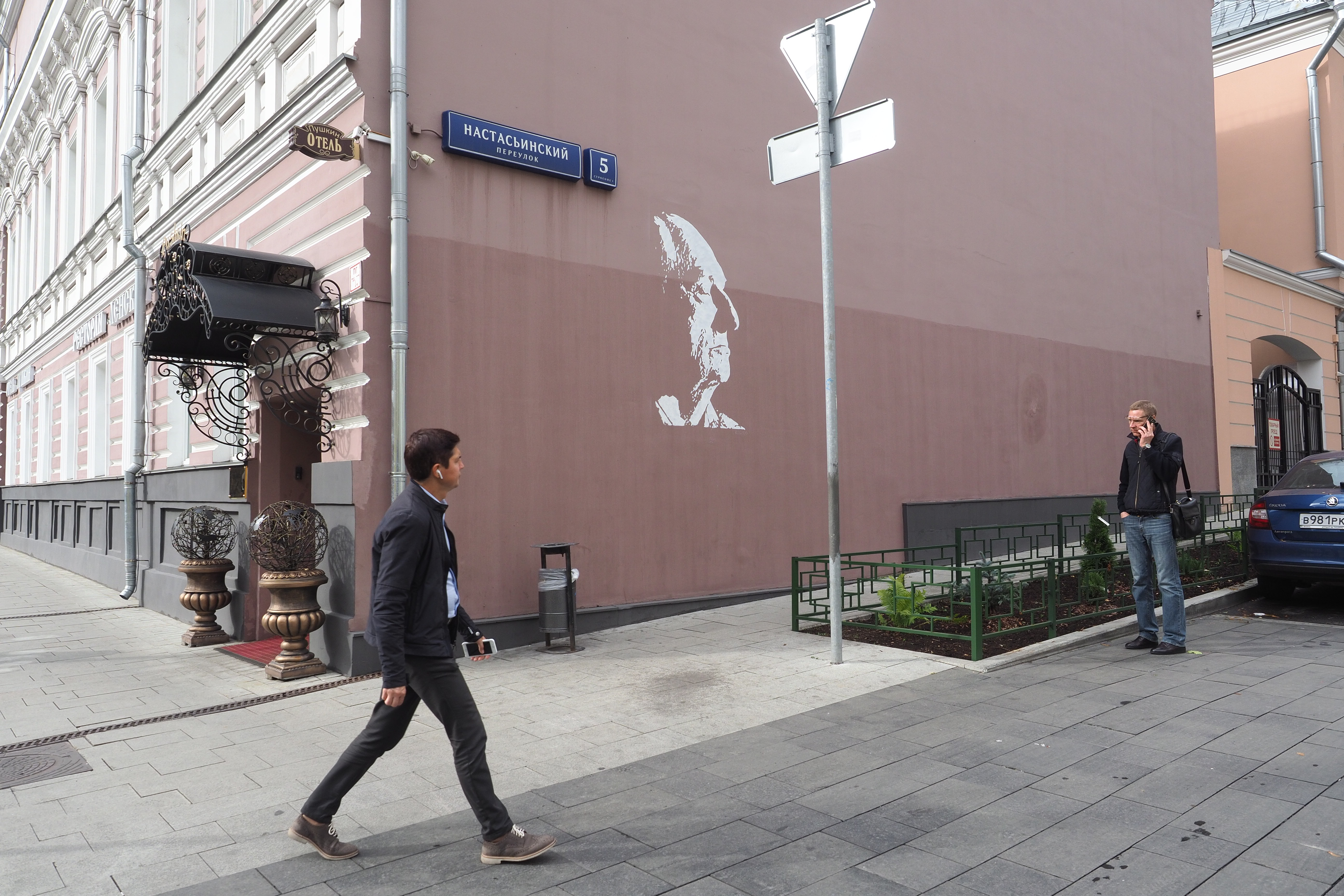 Граффити с портретом Марка Захарова появились на здании около театра «Ленком»