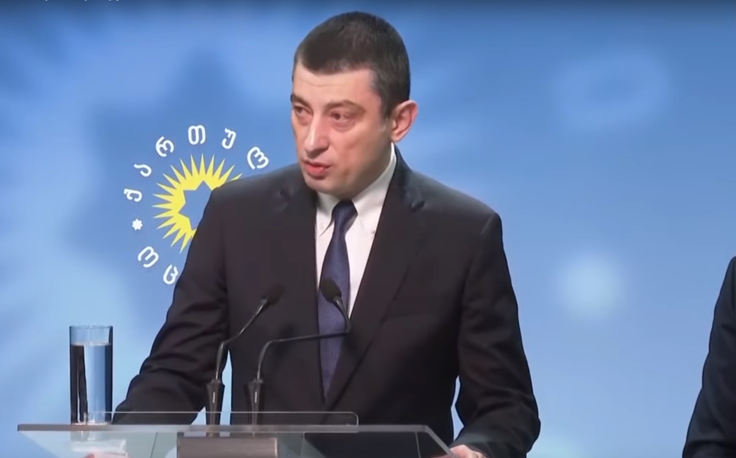 По мнению политика, существует определенный ряд вопросов, которые необходимо обсуждать вместе