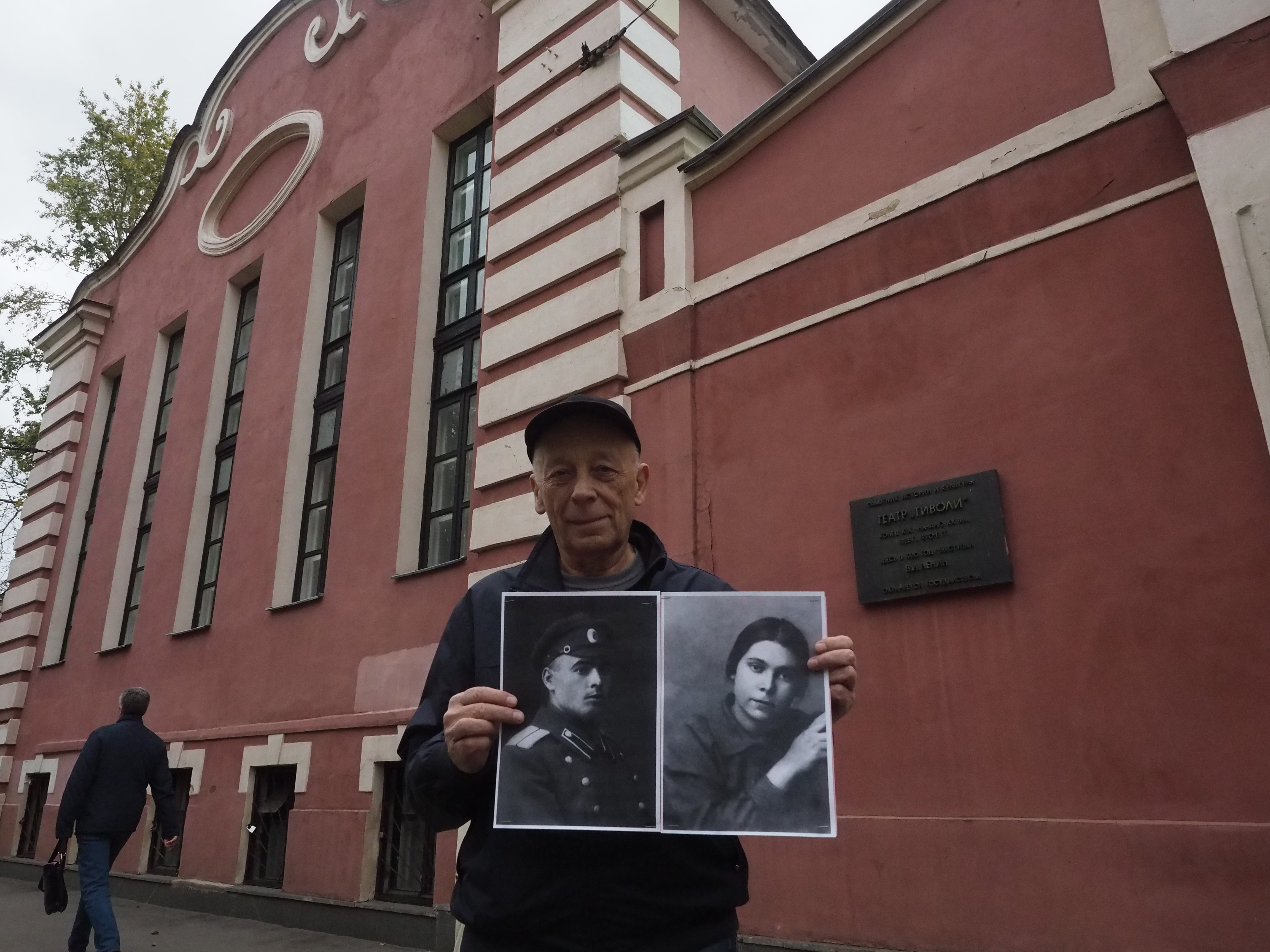 Александр Сорокин с портретами дедушки и бабушки