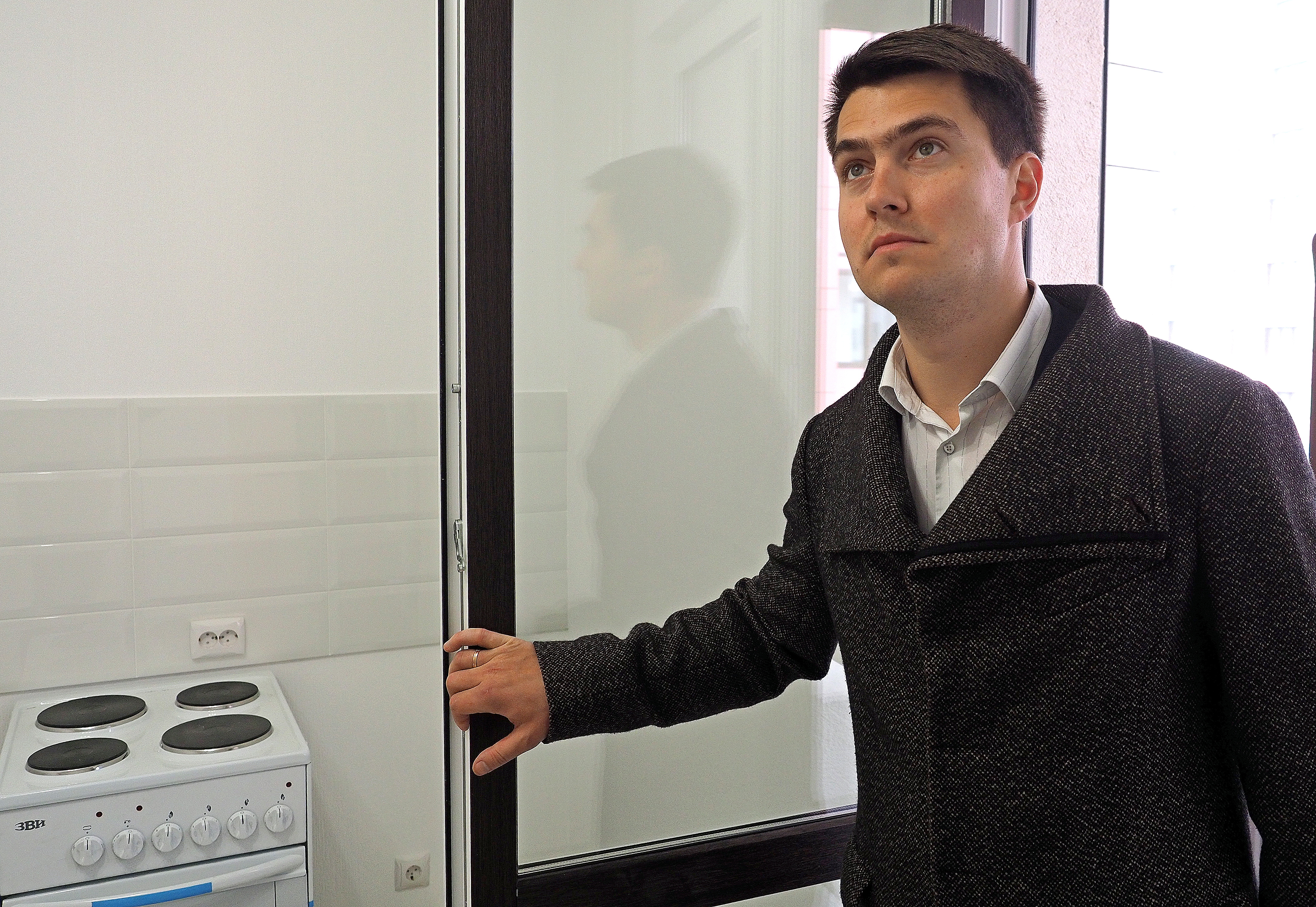 Замначальника отдела по контролю за строительством объектов управления реновации столичного Департамента строительства Вадим Бондаренко демонстрирует отделку квартиры