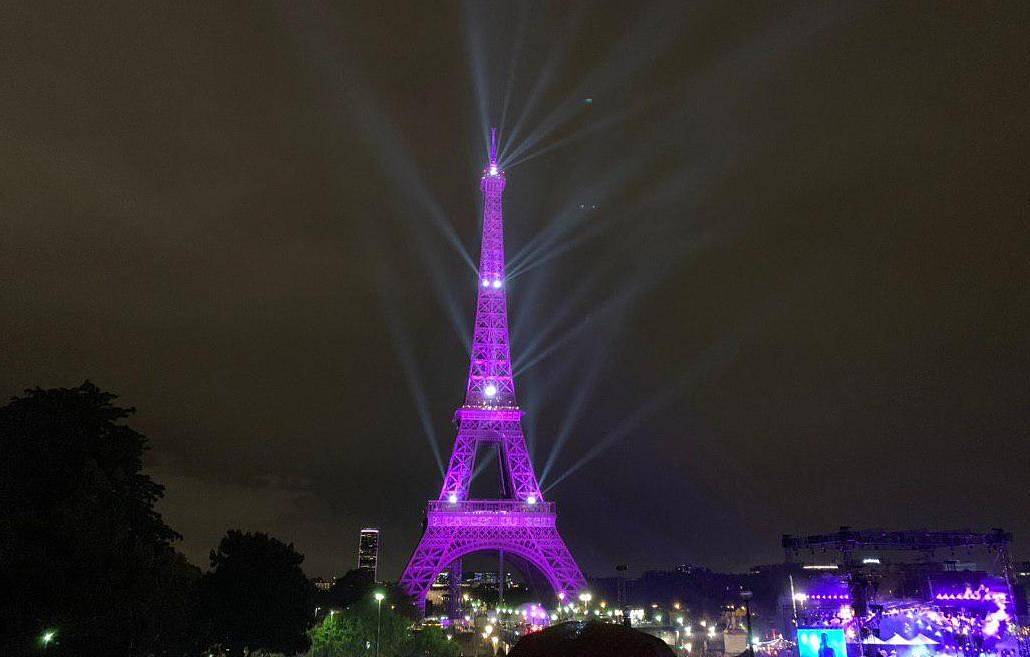 Огни Эйфелевой башни стали розовыми в знак поддержки борьбы с раком груди