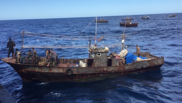 Российские пограничники открыли огонь по шхуне браконьеров из КНДР