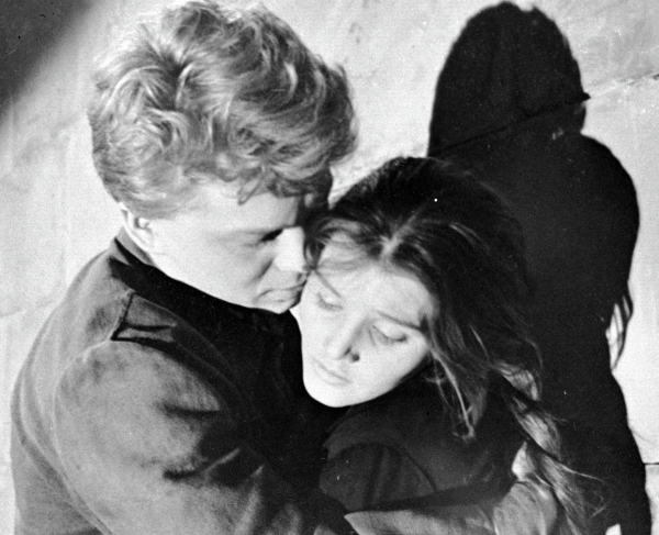 Игорь Пушкарев в роли Бориса Рамзина в кинофильме «А если это любовь» (слева) и Жанна Прохоренко в роли Ксюши Завьяловой (справа)