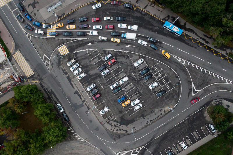 Парковки у трех станций метро стали работать в режиме перехватывающих 