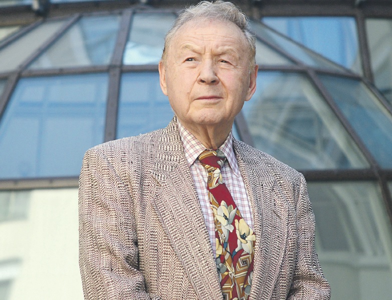 Журналист Гарри Каролинский позирует на фоне отеля на Тверской улице, где он остановился на время поездки в столицу, чтобы принять участие в конференции It’s time for Moscow