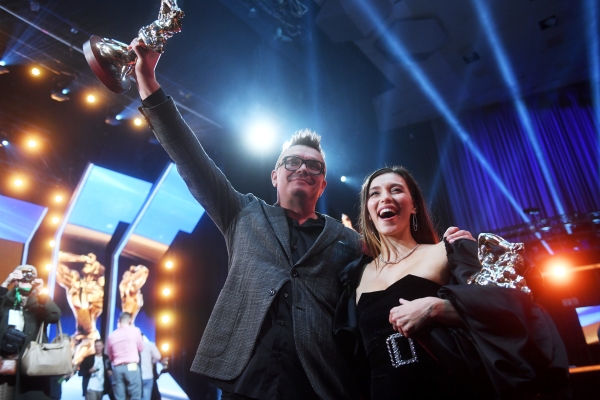 Николай Картозия и Регина Тодоренко с заслуженными наградами в руках 