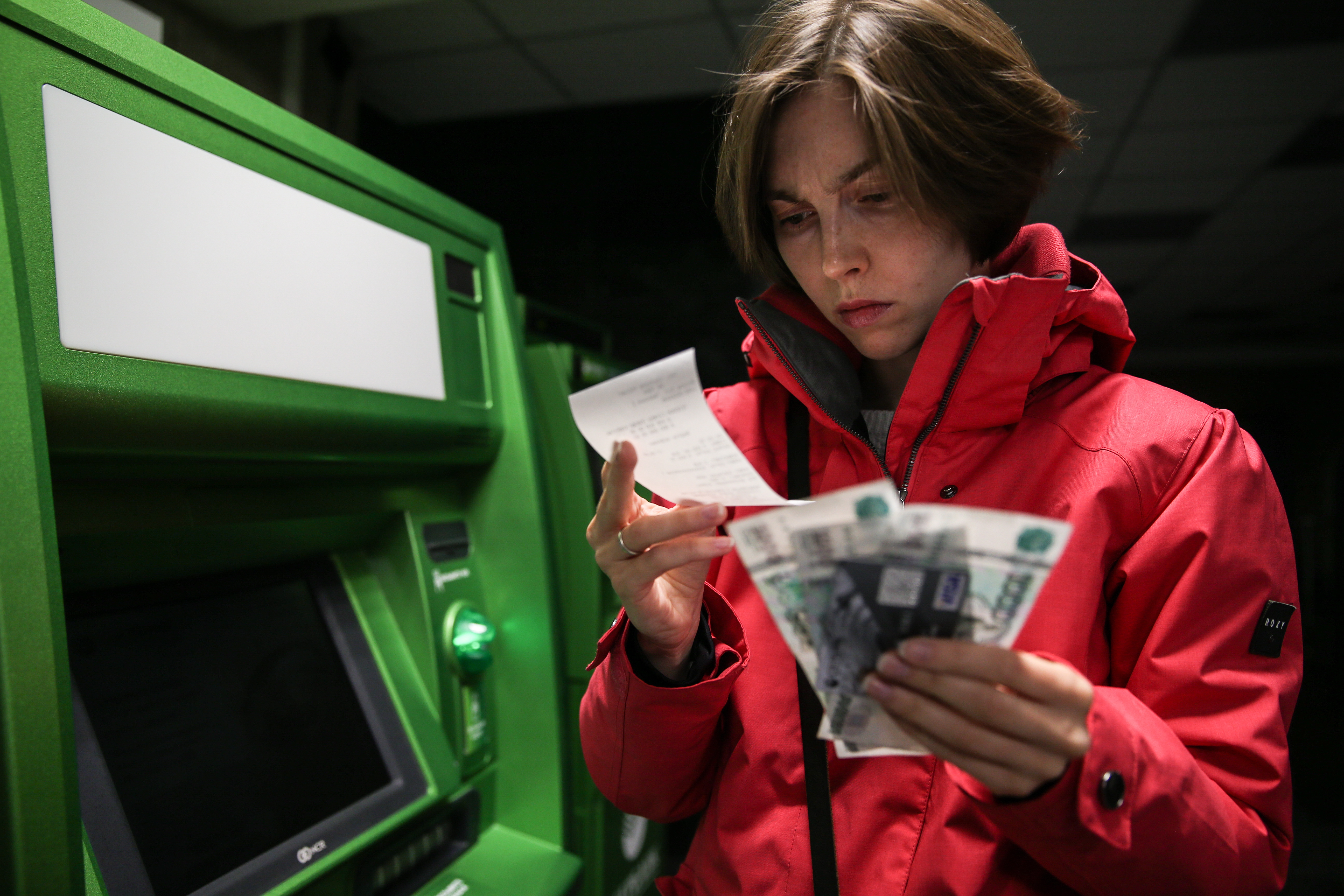 Получи деньги человеке. Женщина у банкомата с деньгами. Подросток с деньгами. Женщина переводит деньги. Девушка возле банкомата.