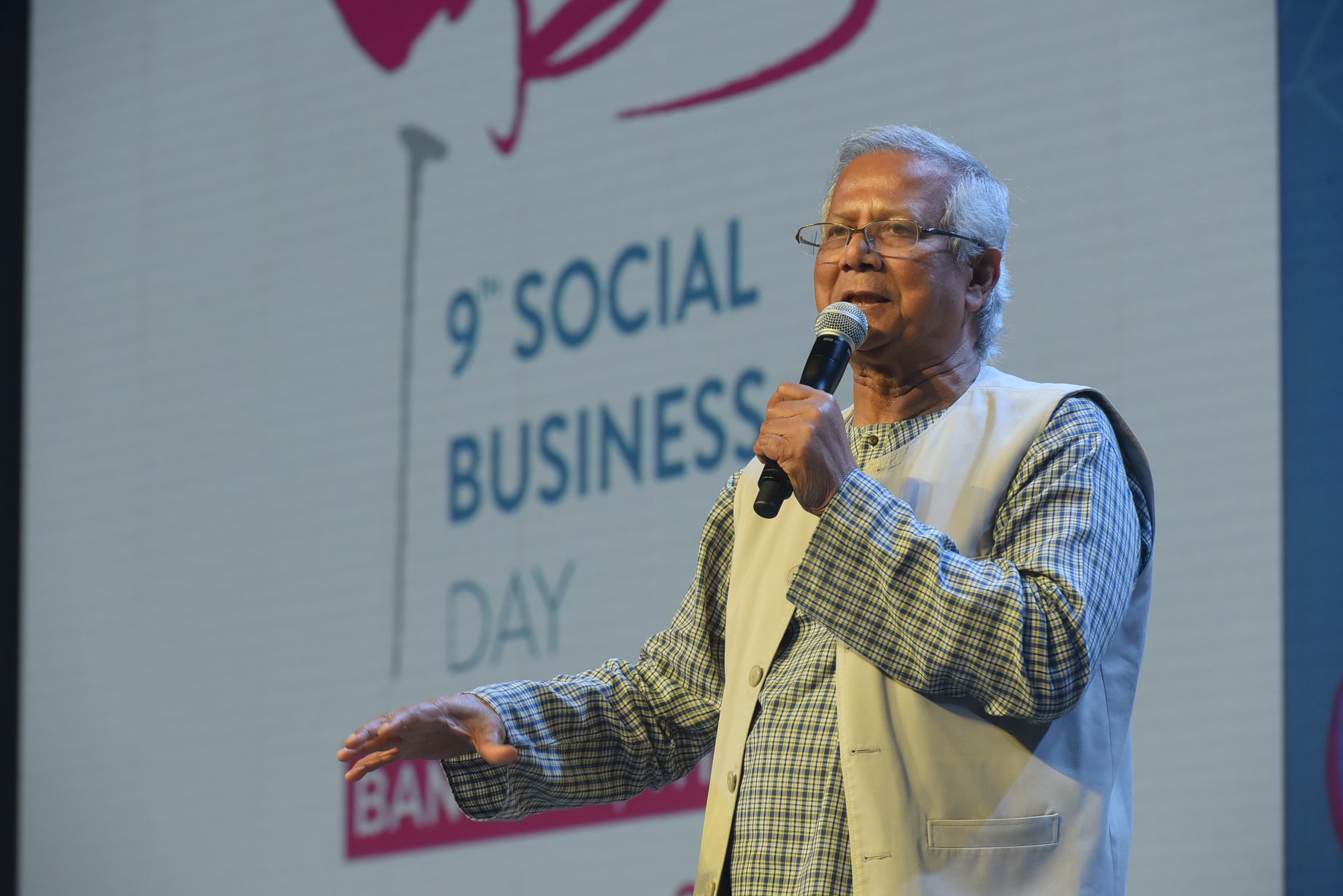 Нобелевский лауреат Мухаммад Юнус назвал причины нищеты