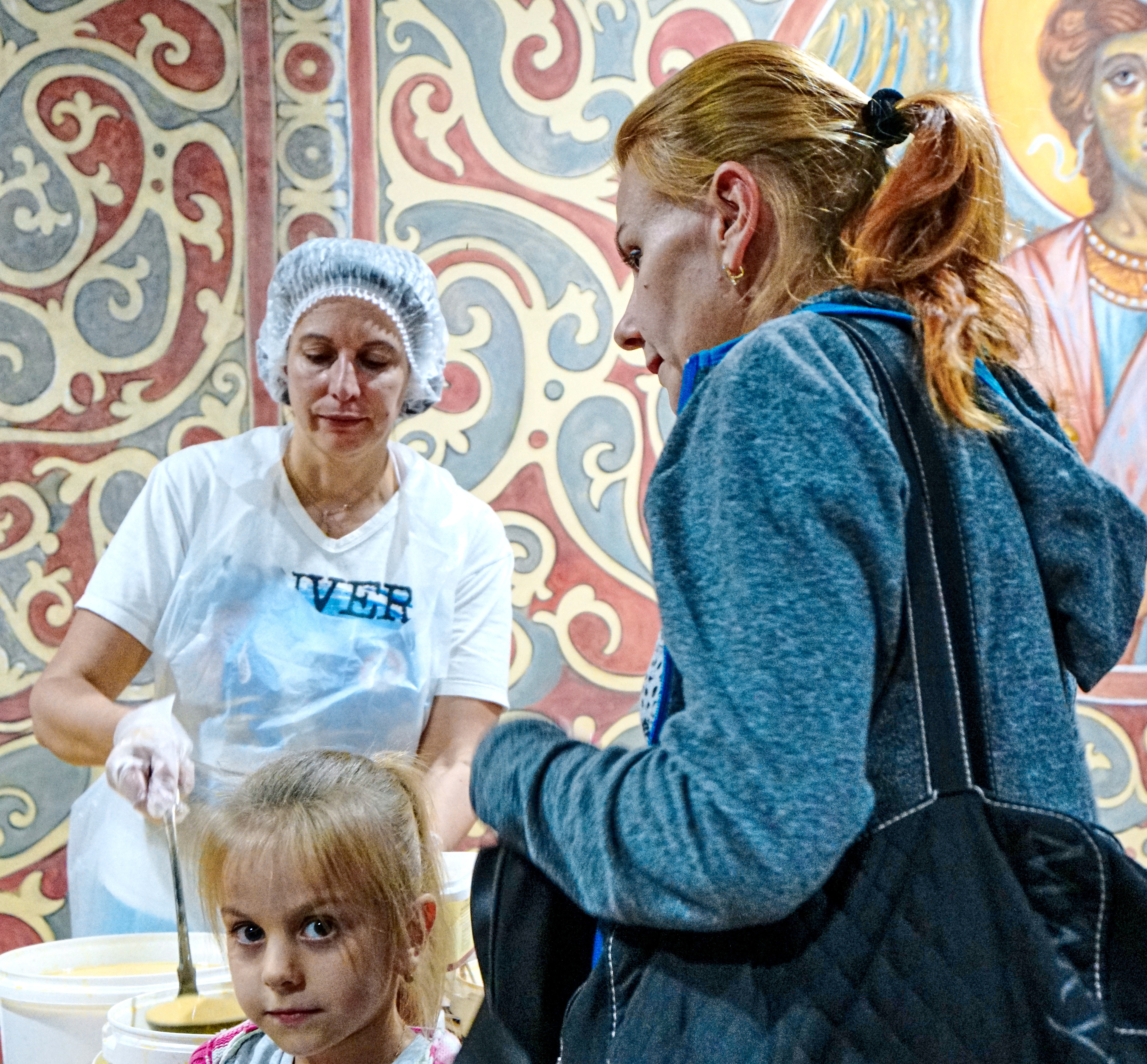 4 сентября 18:30 Волонтер центра «Ковчег» Юлия Иванова (на заднем плане) разливает грибной суп-пюре