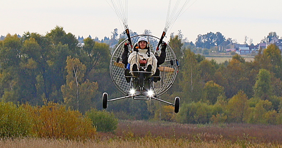 27 сентября 10:48 Чемпион мира по сверхлегкой авиации Михаил Козьмин и корреспондент «ВМ» Дарья Пиотровская возвращаются с небес на землю. Кстати, Михаил всегда выигрывал соревнования по точности посадки. Умение посадить паралет в нужном месте независимо от погоды он считает одним из важнейших навыков