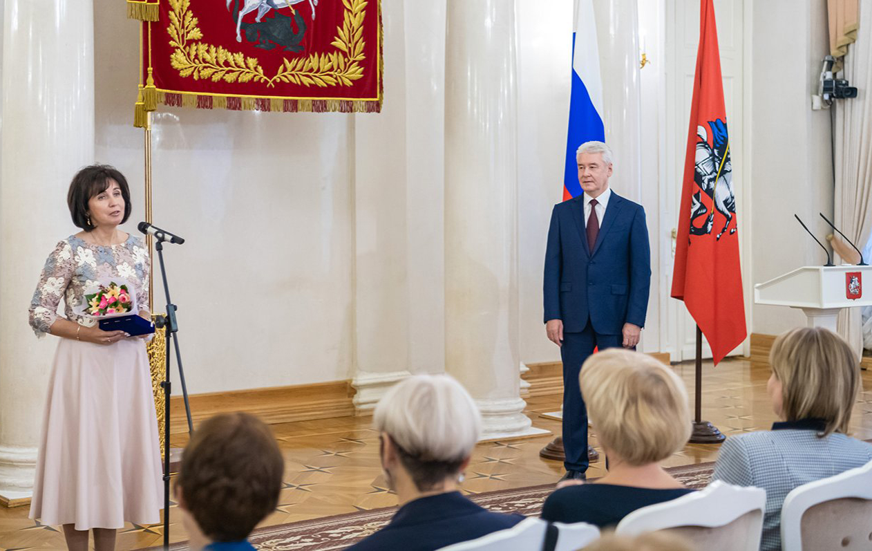 Среди награжденных — учитель русского языка и литературы школы № 1811 «Восточное Измайлово» Ирина Бродова