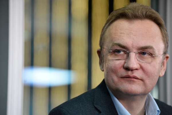 По словам градоначальника, корпус самолета серьезно пострадал