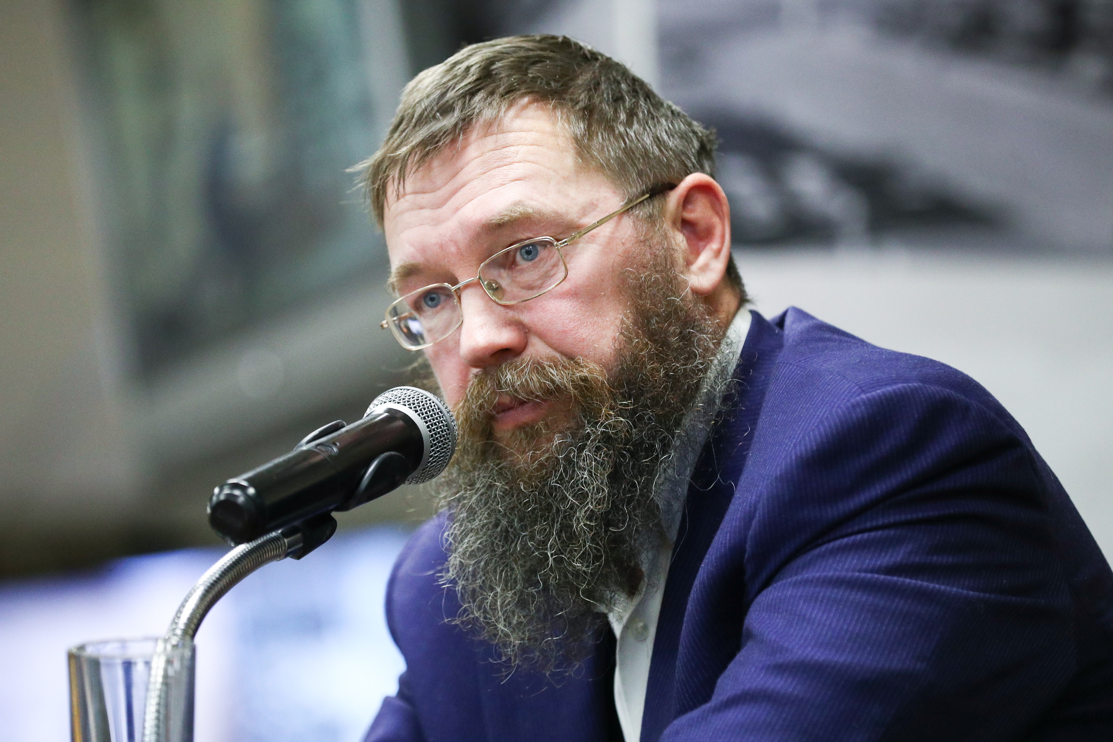 Бизнесмен назвал девочку «несчастным бесноватым ребенком»