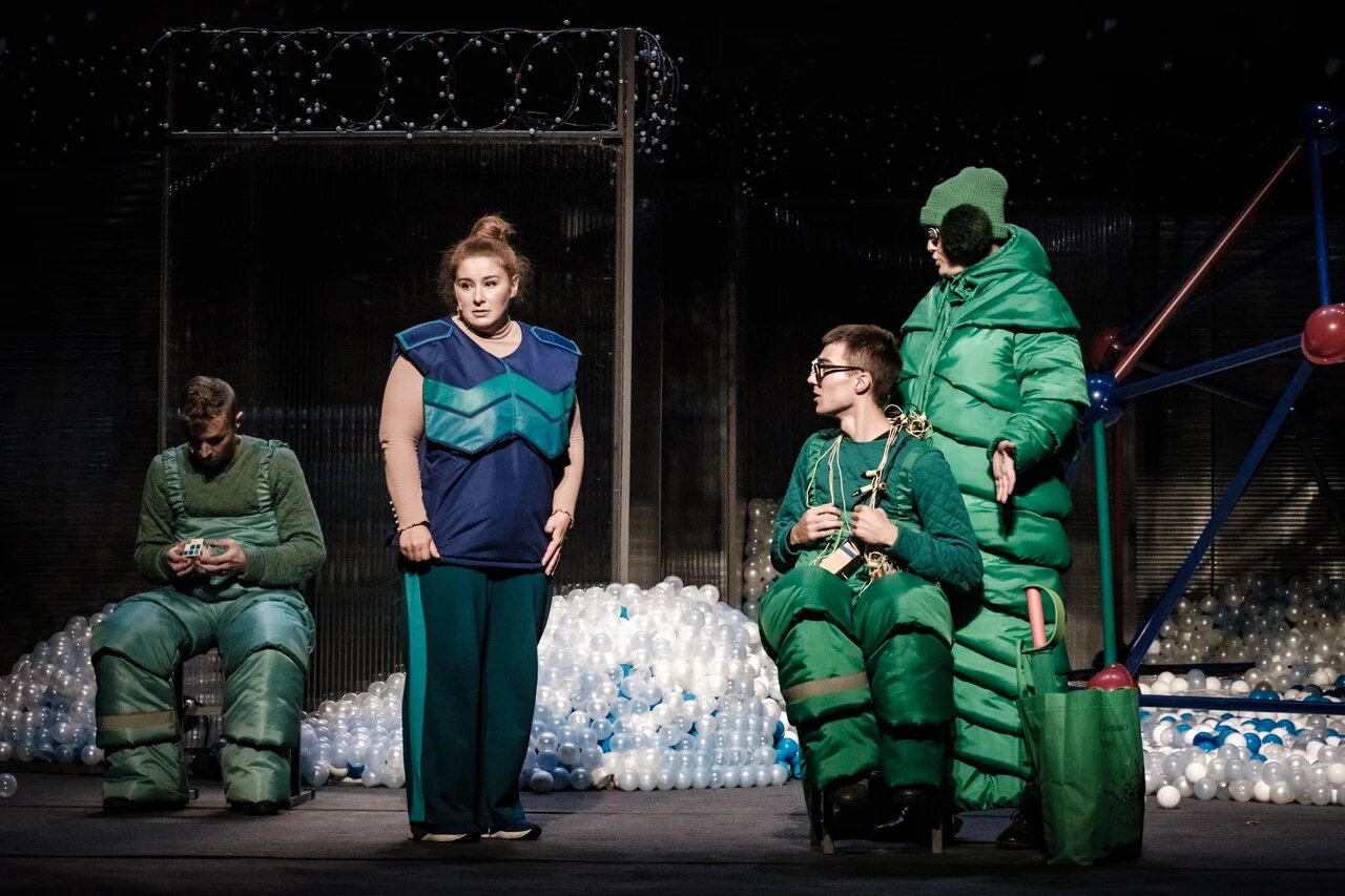 Воспитательница Настя — актриса Юлия Куварзина (в центре) в окружении детей