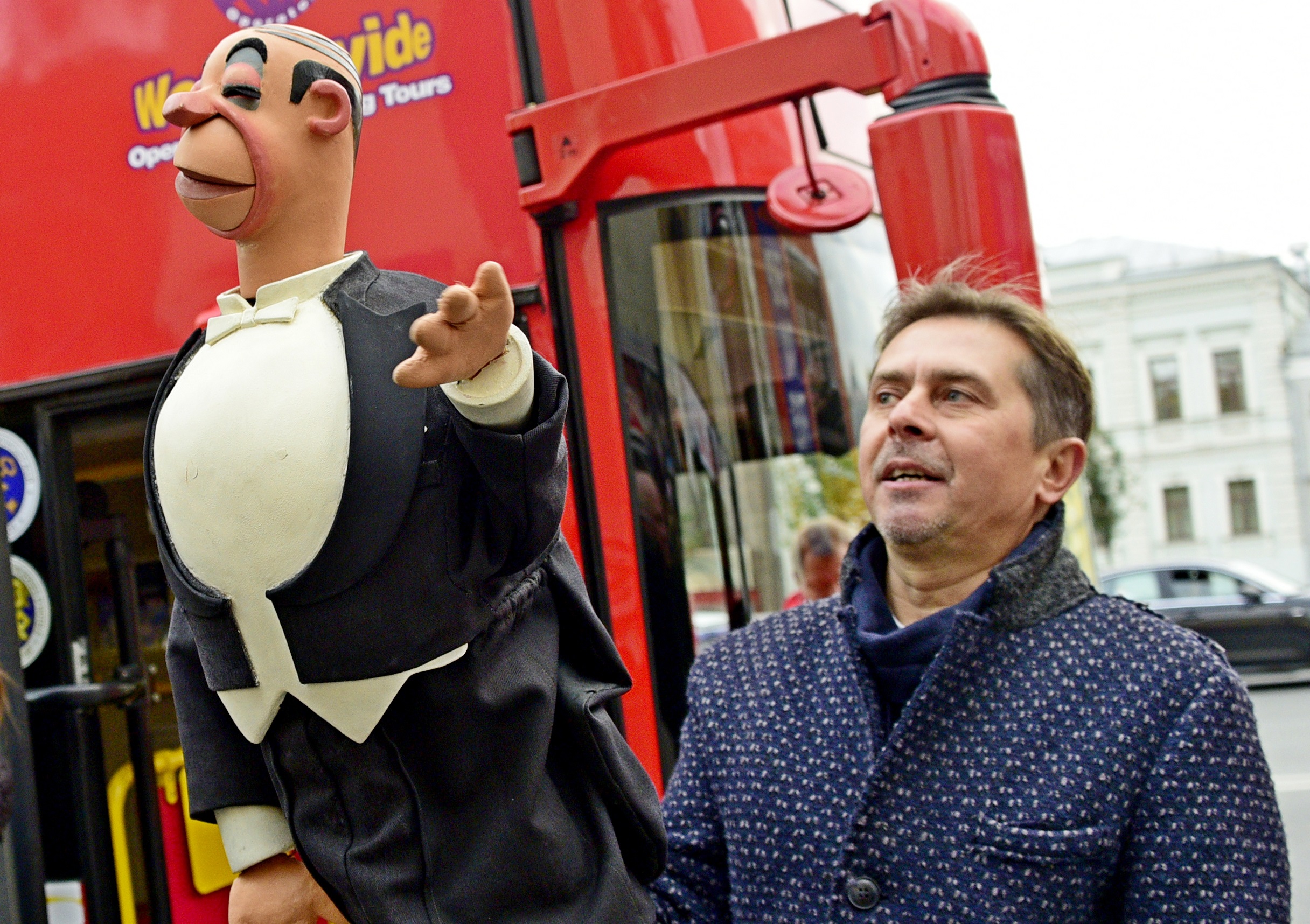 5 октября 16:30 Артист Театра кукол имени Сергея Образцова Александр Захарьев приветствовал гостей вместе со знаменитым персонажем Эдуардом Апломбовым