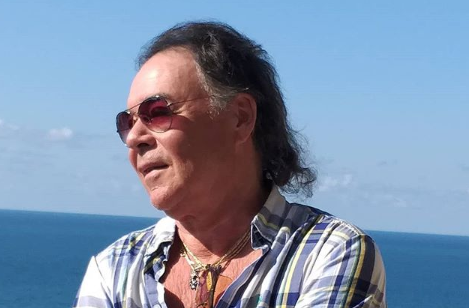 По словам певца, злоумышленник хотел напасть на жертву в подъезде