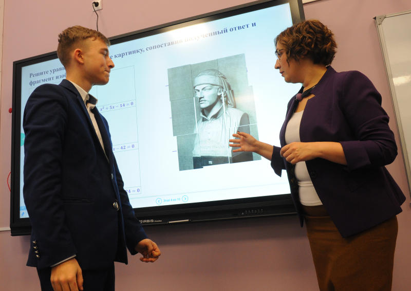 Столичные учителя получили 1500 грантов за вклад в развитие МЭШ