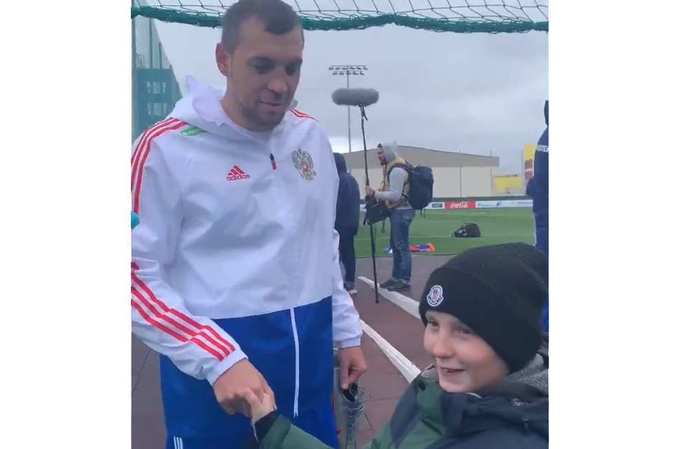 Дзюба встретился с мальчиком с прической Ибры