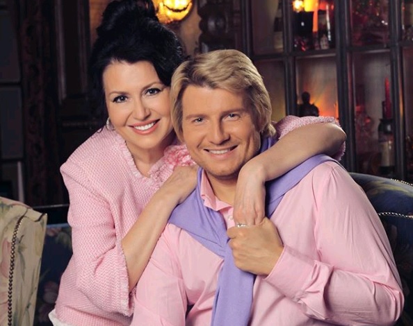 Николай Басков опубликовал архивный снимок с мамой 