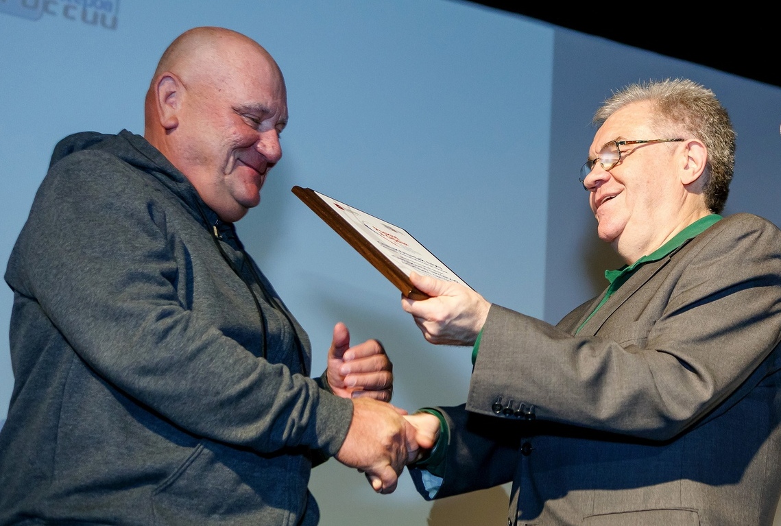 Директор Гильдии кинорежиссеров России Игорь Степанов (справа) вручает диплом и приз режиссеру-документалисту Андрею Осипову