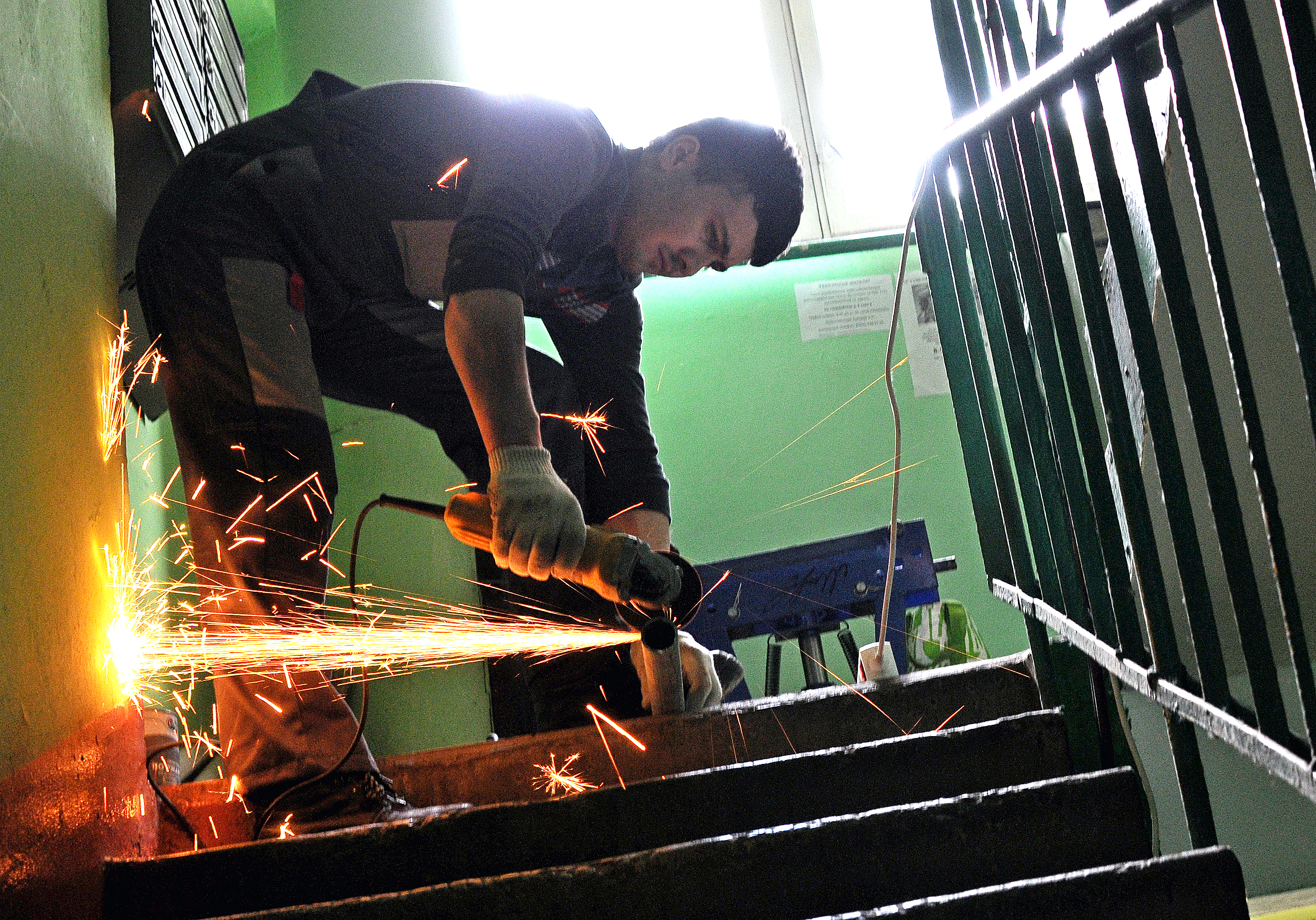 Замена труб горячей воды в многоквартирном доме на улице Рощупкина, 16