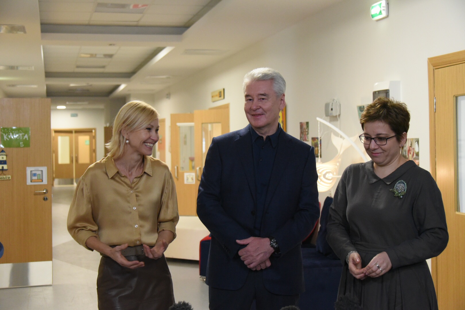 (слева направо) сопредседатель попечительского совета фонда помощи хосписам «Вера» Ингеборга Дапкунайте, мэр Москвы Сергей Собянин и директор Центра паллиативной помощи Анна Федермессер в стационаре детского хосписа «Дом с маяком»