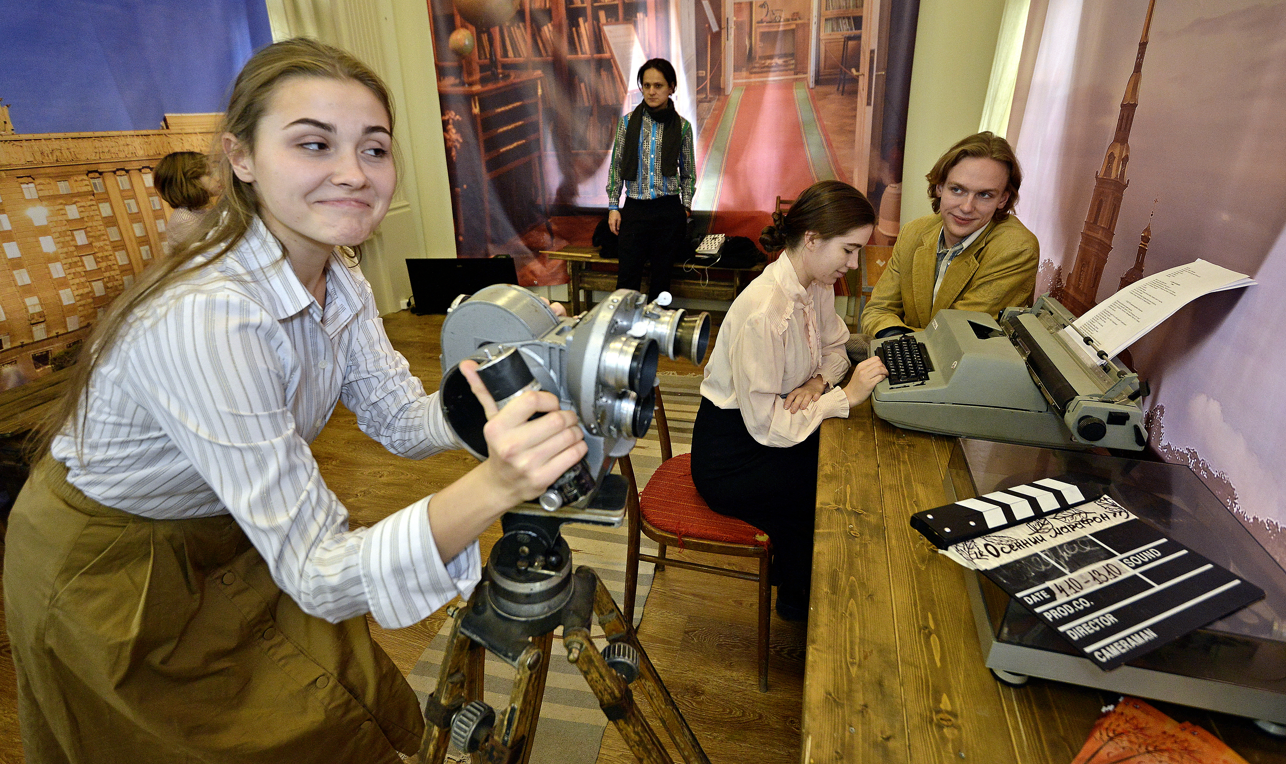 Слева направо: актеры театра и кино Диана Чечель, Алишер Жумаев (в центре на втором плане), Мария Данилова и Сергей Смолов ведут урок актерского мастерства в павильоне площадки фестиваля «Золотая осень» на бульваре Дмитрия Донского
