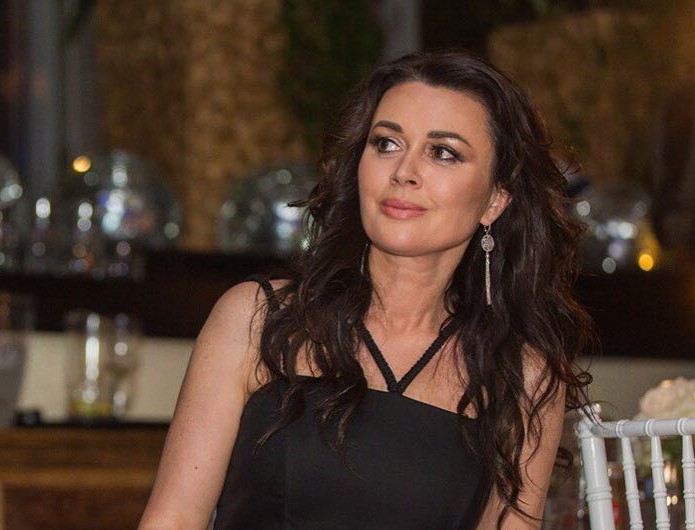 В настоящее время медики очищают кровь Анастасии Заворотнюк