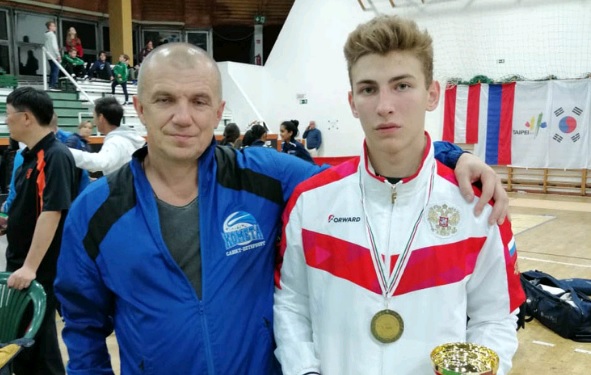 Дмитрий Насонов (второй слева) получил золотую медаль в личном турнире