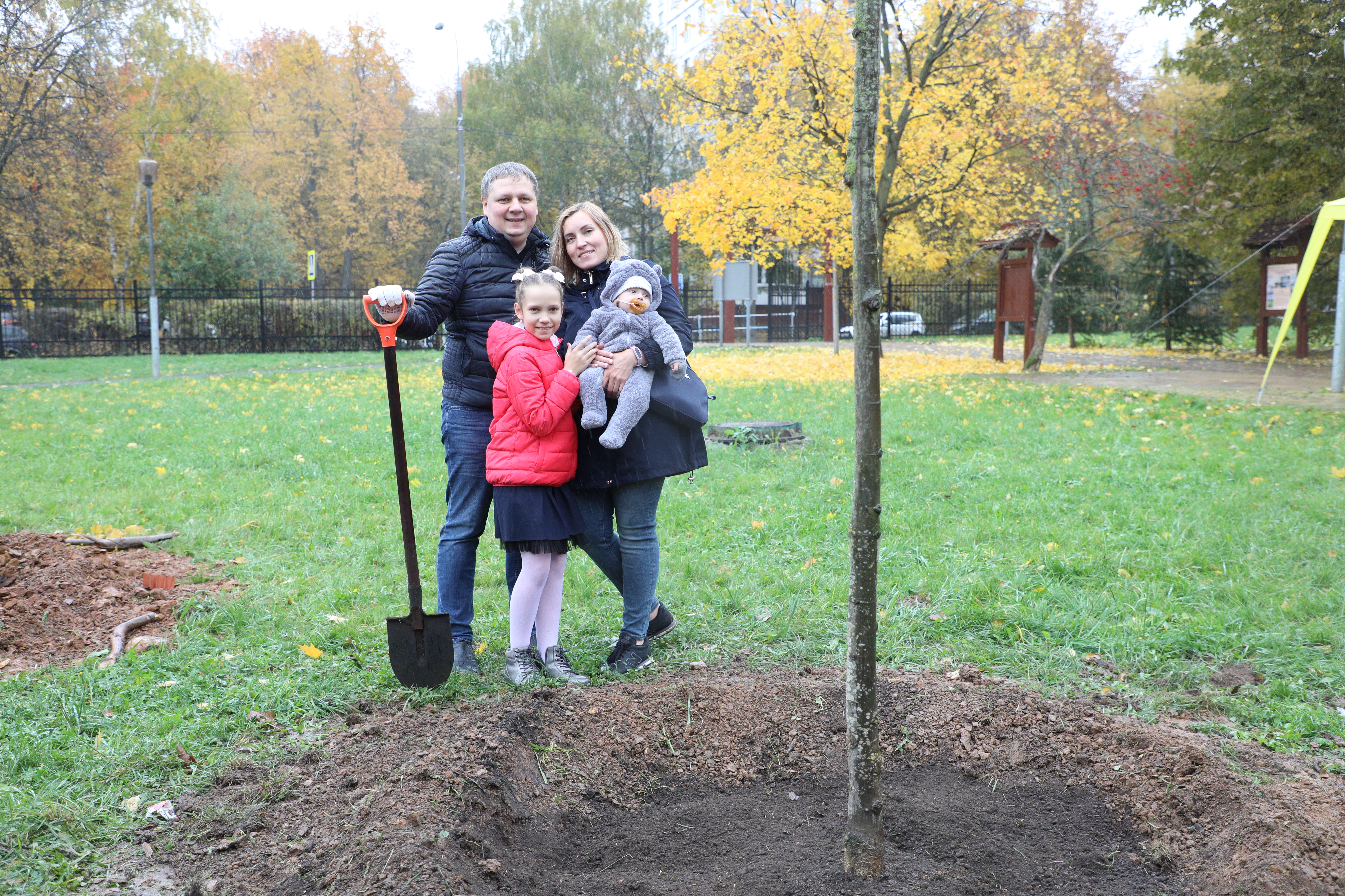 Участие в акции «Посади дерево», которая прошла в Битцевском лесу, приняло и семейство Комаровых