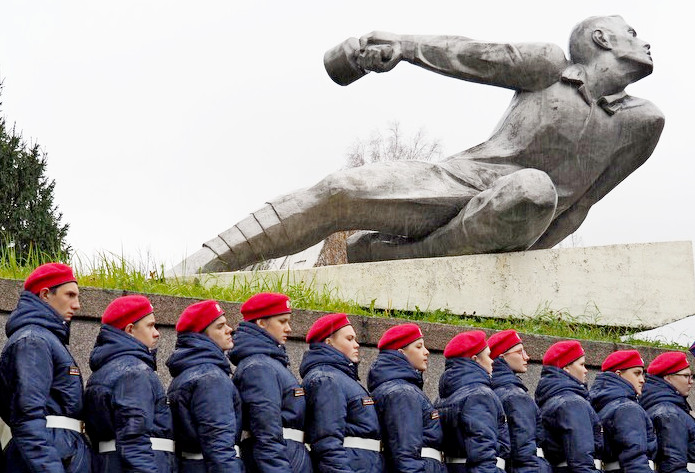 242-й километр Минского шоссе. Юнармейцы из Вязьмы встречают делегацию жителей Басманного района у памятника 7-й дивизии народного ополчения Бауманского района