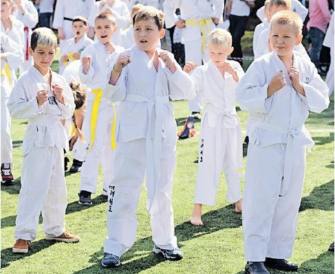 Воспитанники Московской школы тхэквондо проводят показательные выступления