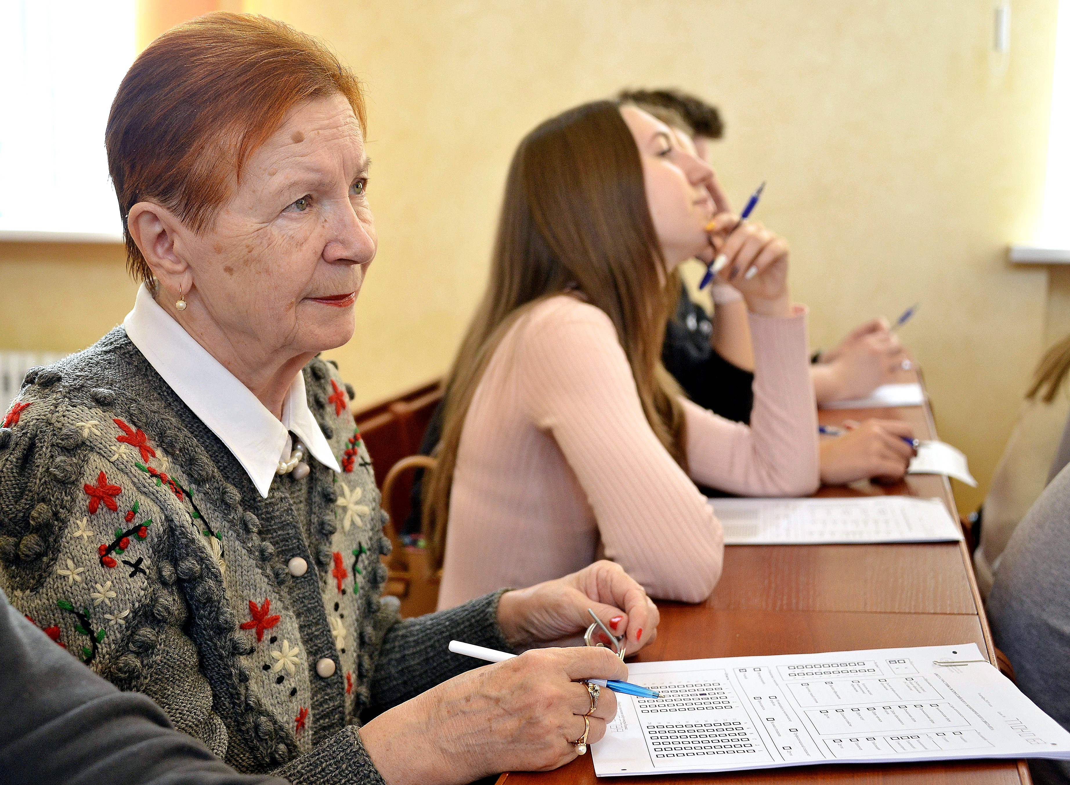 Профессор Финансового университета при правительстве России Лариса Чалдаева (слева) участвует в диктанте наравне со своими студентами.