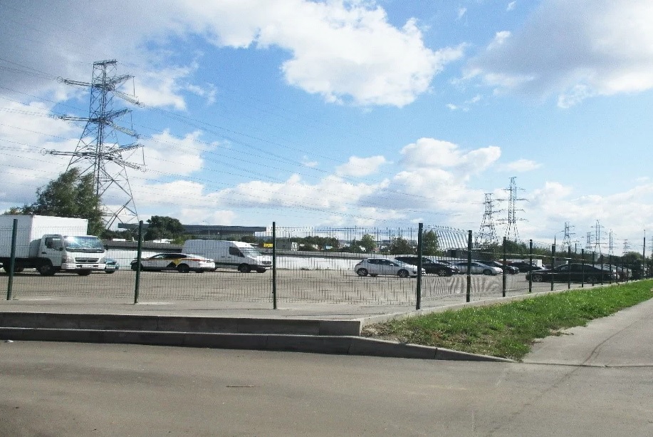 Территорию площадью 1000 квадратных метров огородили и устроили на ней платную автомобильную стоянку