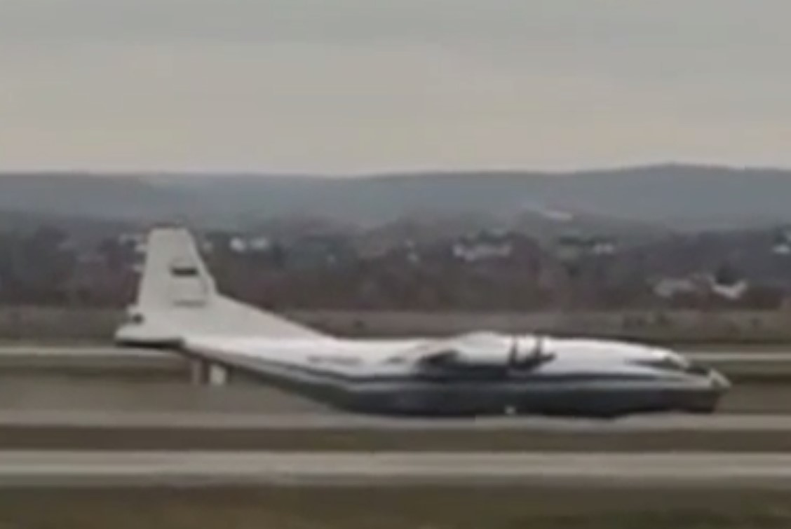 Аварийная посадка военного самолета в Екатеринбурге попала на видео