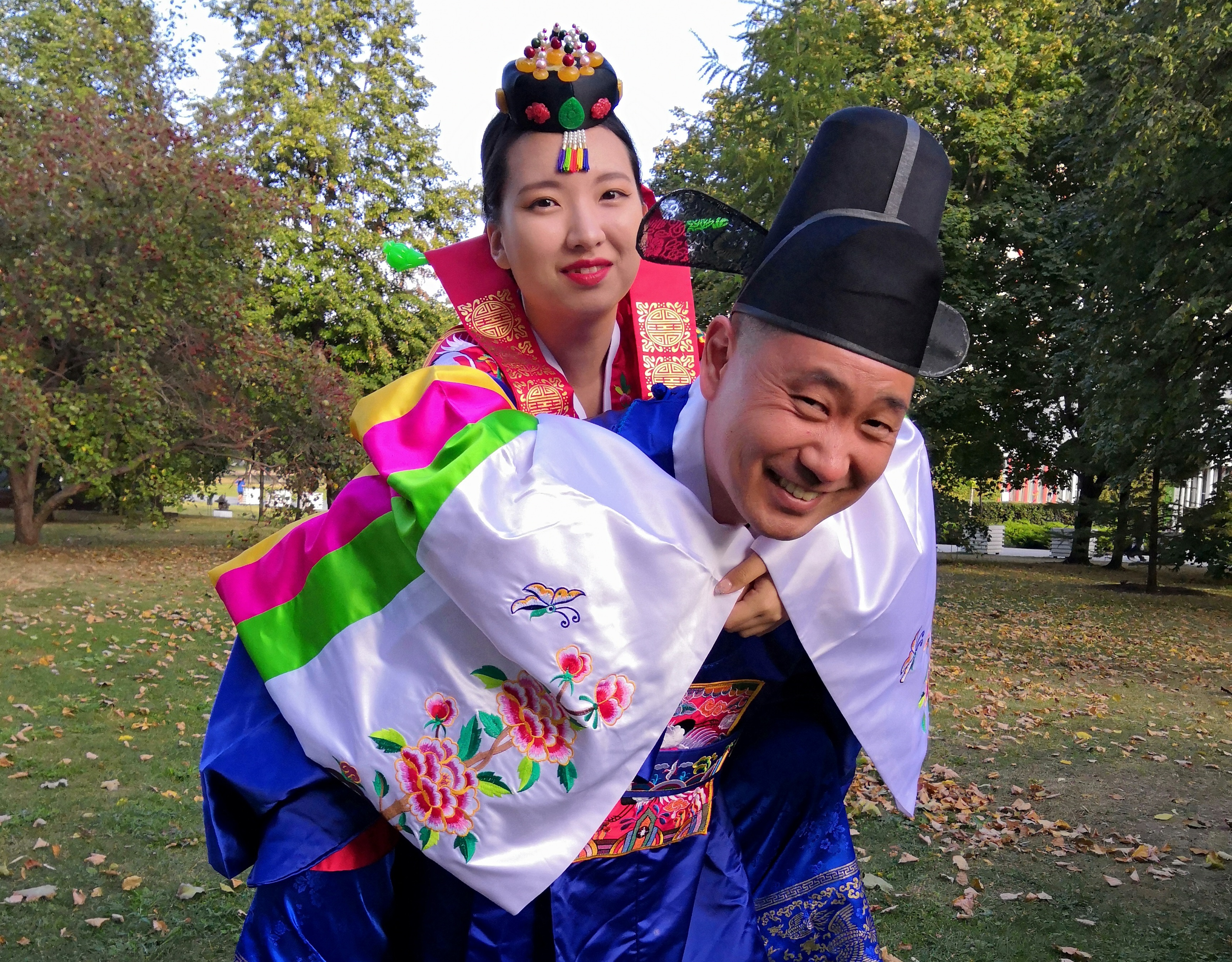 В Корее женихи носят невест не на руках, а на спине. Актеры Евгений Цой и Диана Инсун показывают этот обычай