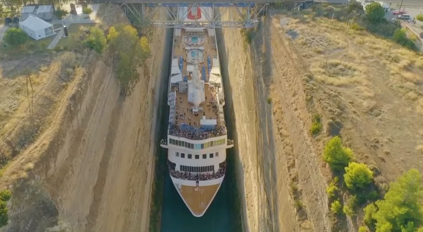Круизный лайнер «протиснулся» через Коринфский канал в Греции