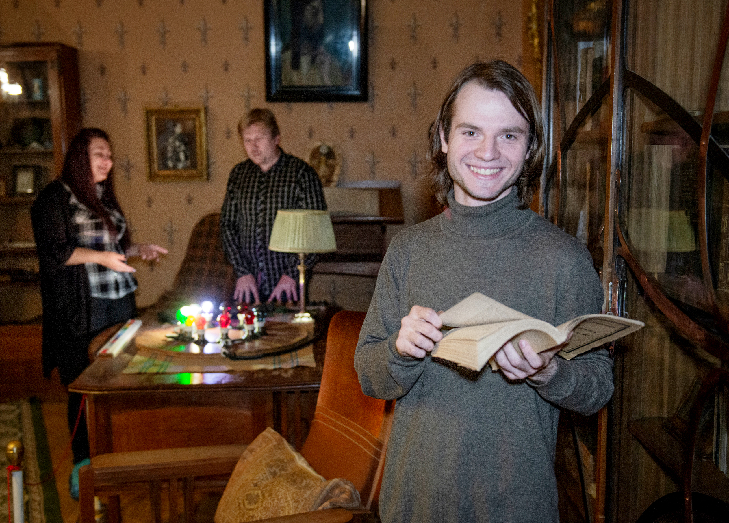 Волонтер Артем Шиков (на первом плане) помогает Музею Скрябина с библиотекой. На заднем плане завсектором научной работы Владимир Попков объясняет принцип работы светового аппарата «Прометей» волонтеру Лане Недобер