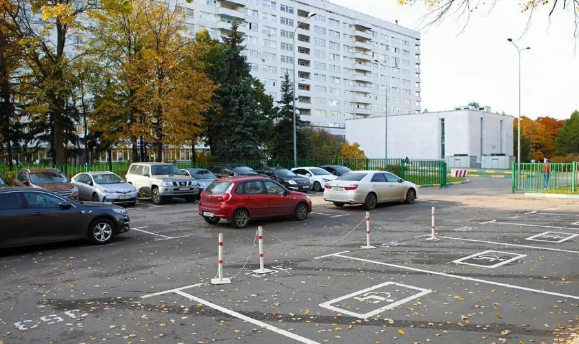 Парковки на территории четырех московских больниц расширили и благоустроили