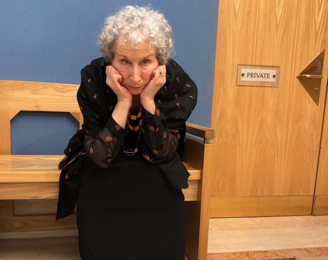 Маргарет Этвуд получила вторую Букеровскую премию за продолжение «Рассказа служанки»