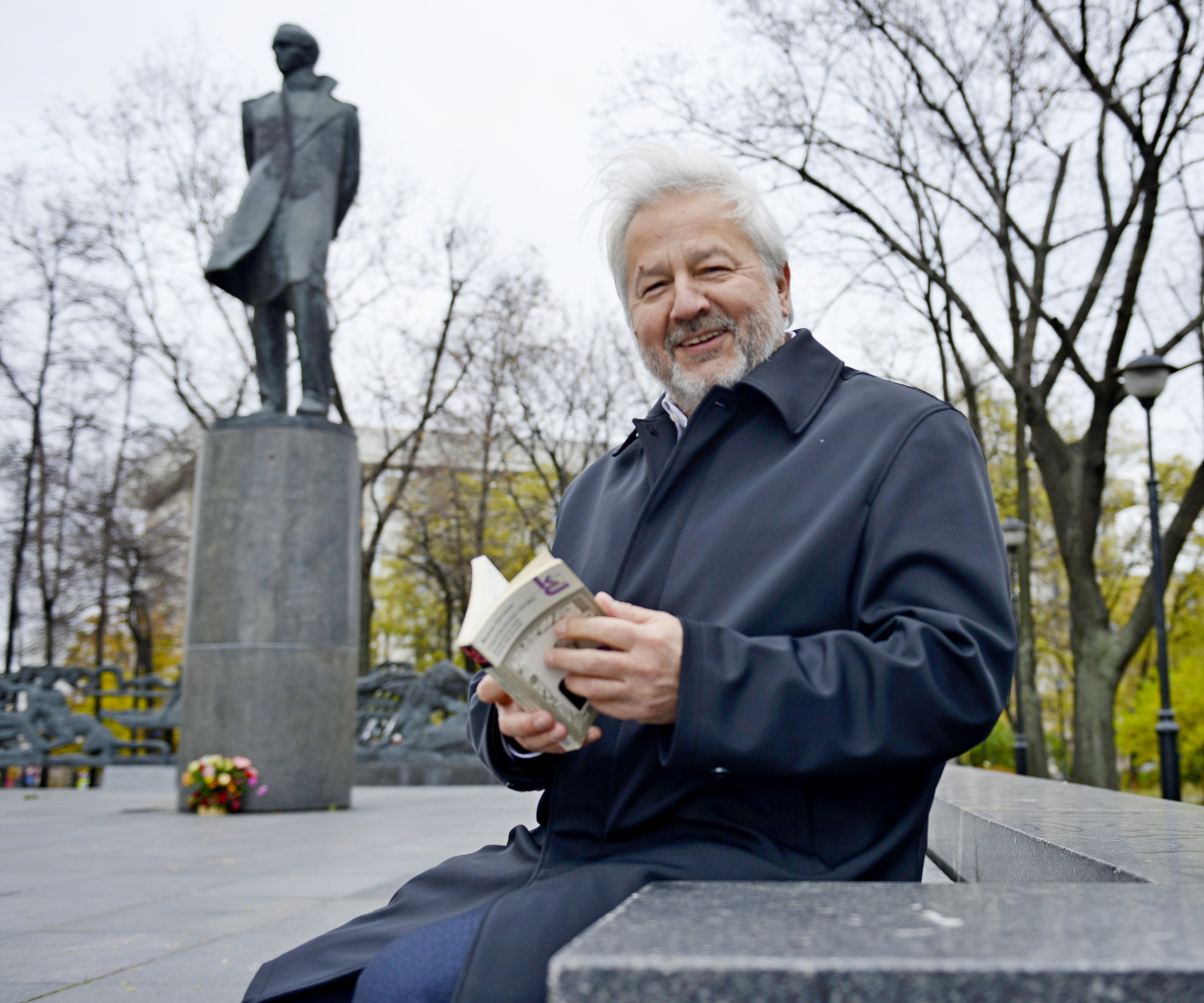 Правнучатый племянник Михаила Юрьевича Лермонтова — его полный тезка. В 205-ю годовщину со дня рождения поэта он пришел к памятнику своего знаменитого предка с томиком своих любимых стихов