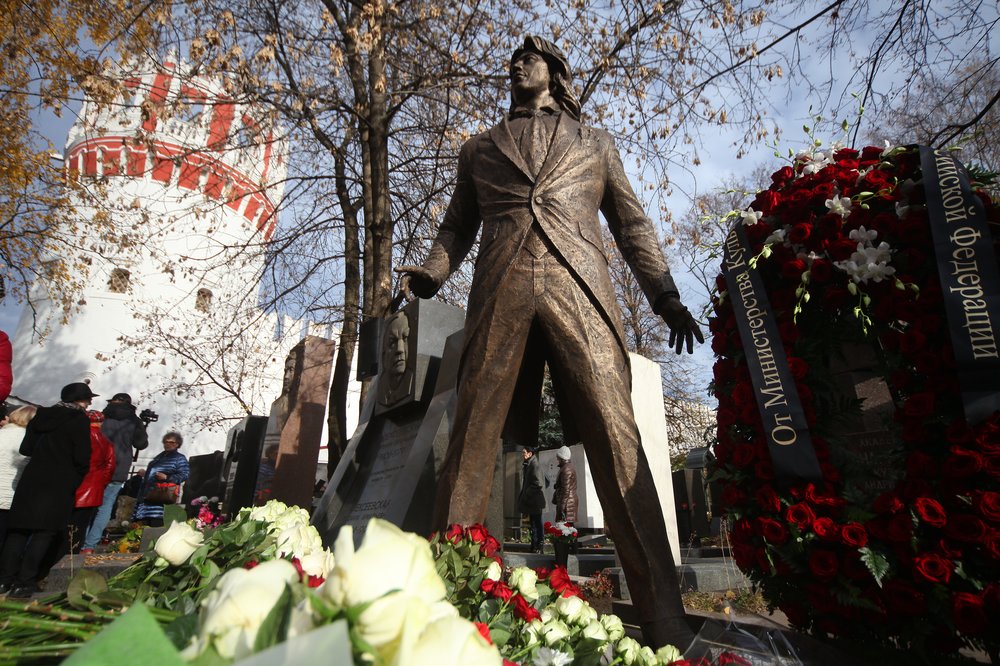 Открытие памятника певцу Дмитрию Хворостовскому на Новодевичьем кладбище в Москве