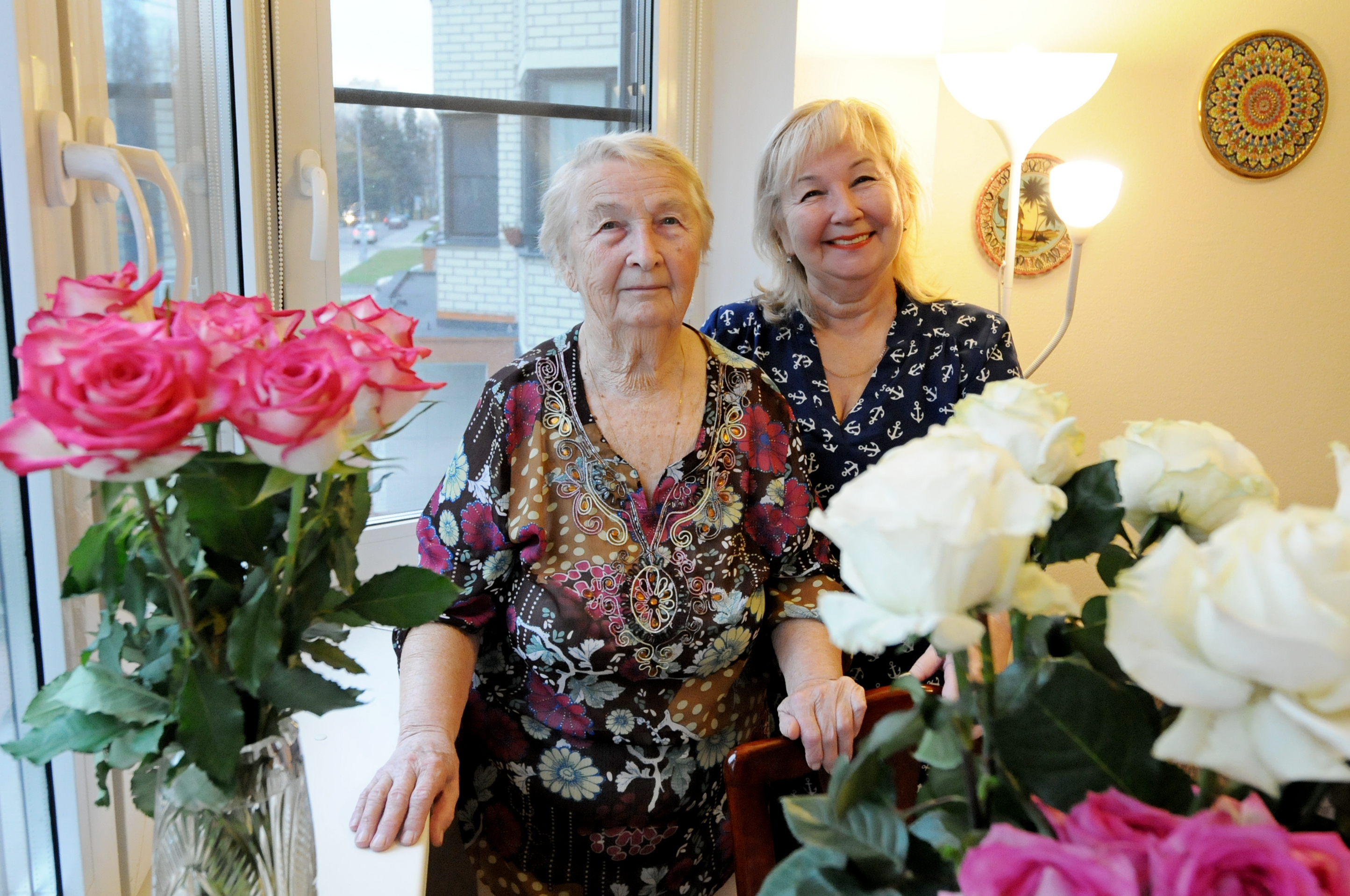 Екатерина Бахметова (слева) отметила день рождения своей дочери Ольги уже в новой трехкомнатной квартире. На просторной кухне собралась вся семья Бахметовых и многочисленные родственники — места хватило всем