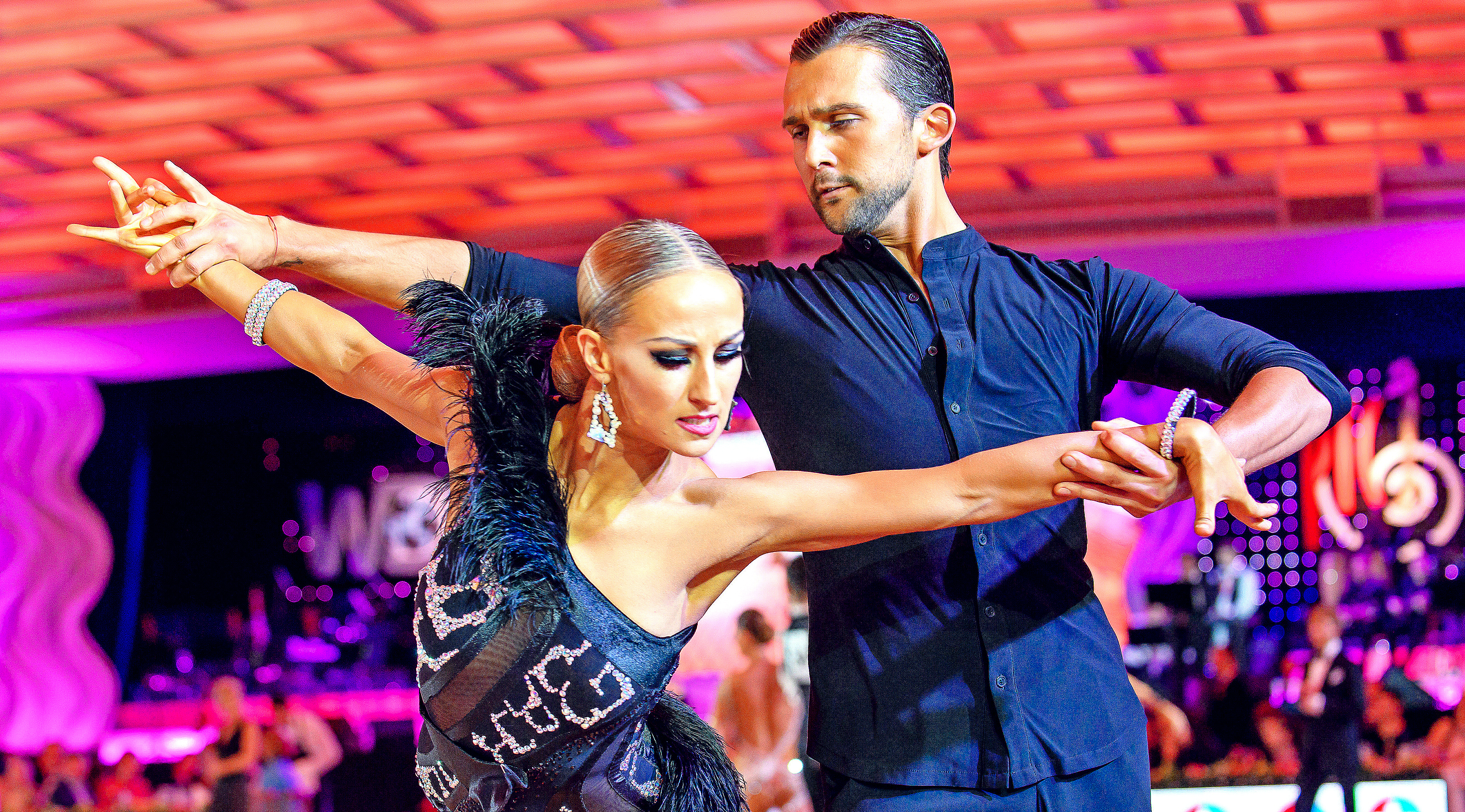 Спортсмены Павел Звычайный и Оксана Лебедев во время выступления