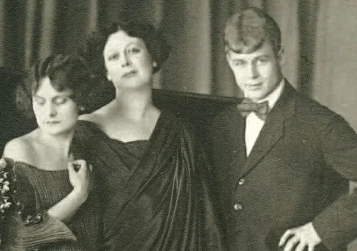 Айседора Дункан с Сергеем Есениным и приемной дочерью Ирмой. 1922 год. Фрагмент