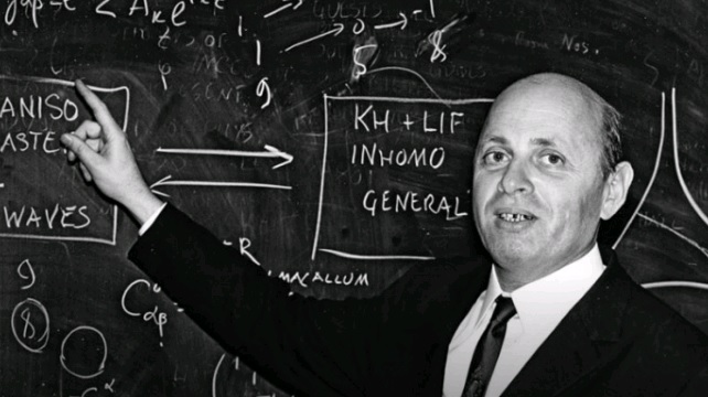 Исаак Халатников проживает в Подмосковье 