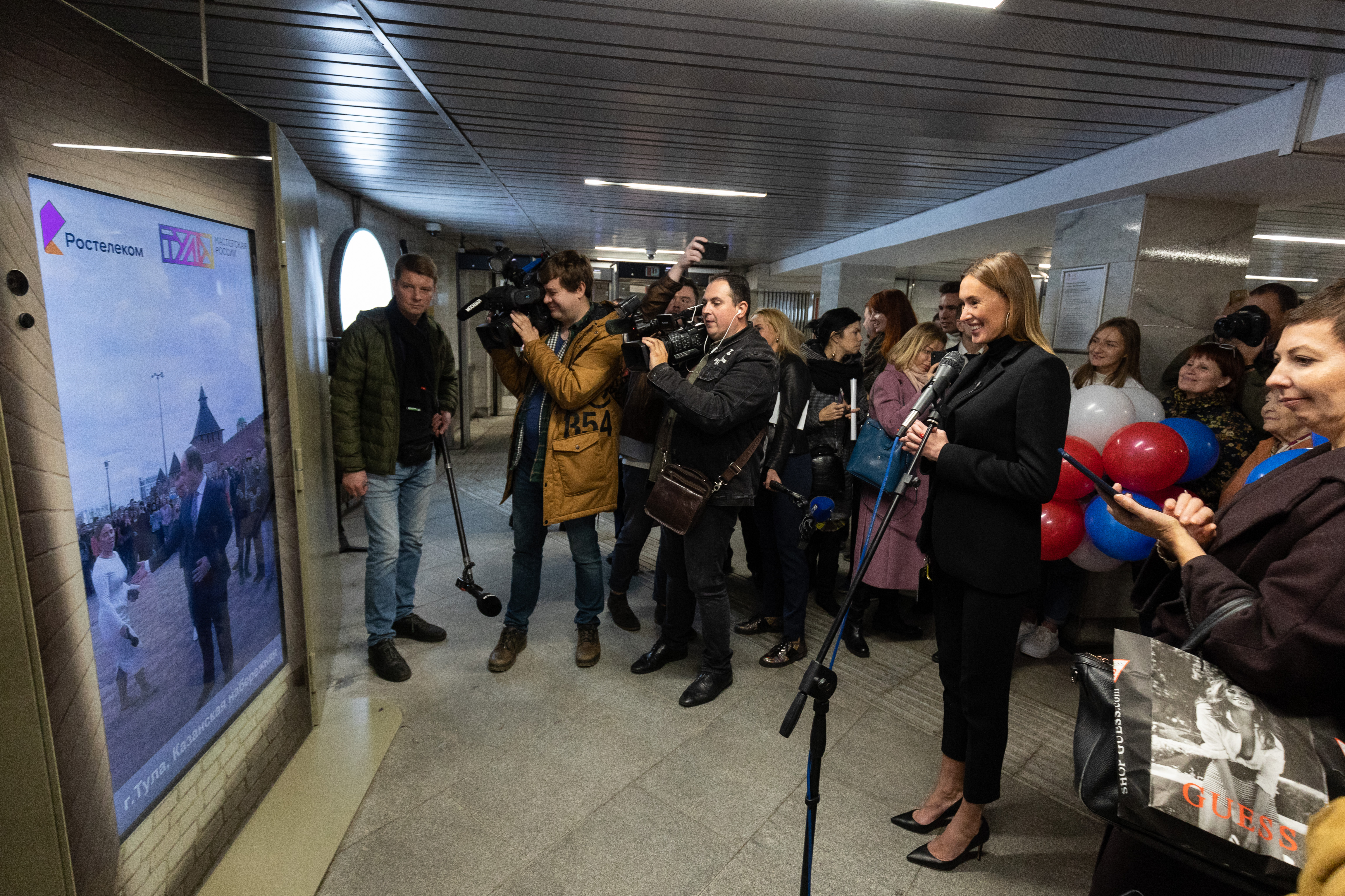 Вакансии метро тульская. Интерактивная дверь. Метро Тульская дверь в Тулу. Тула метрополитен. Станция метро Тульская.